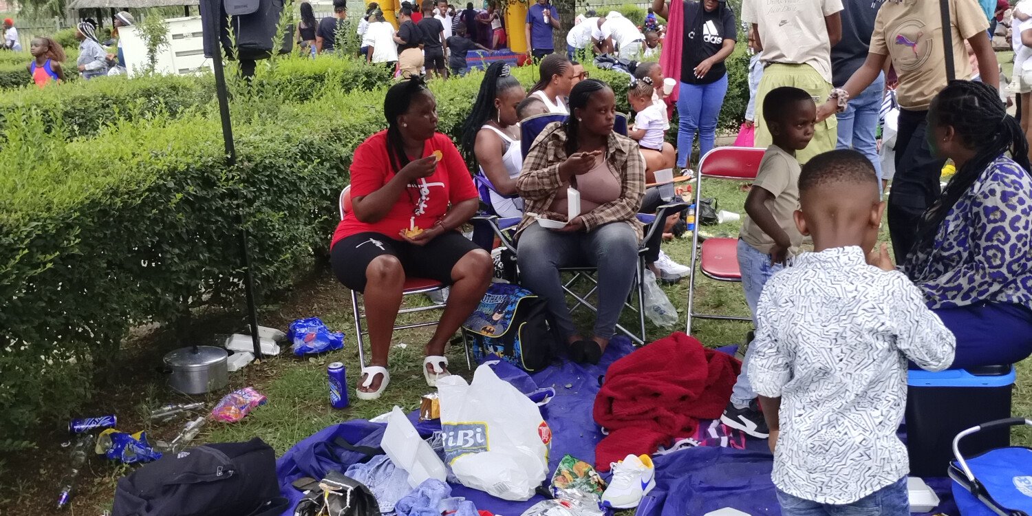 Family chilas day in the park